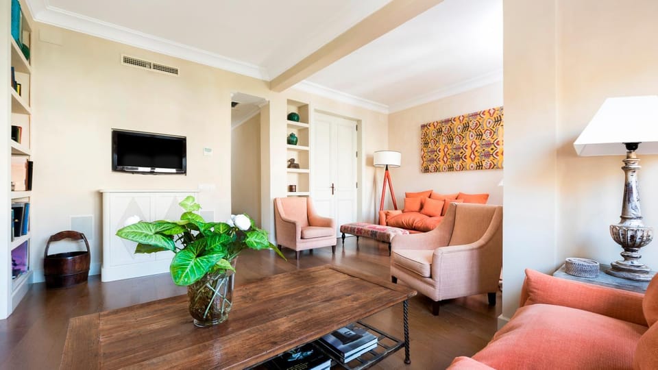 TV and multimedia, Living room, Seating area, Dining area