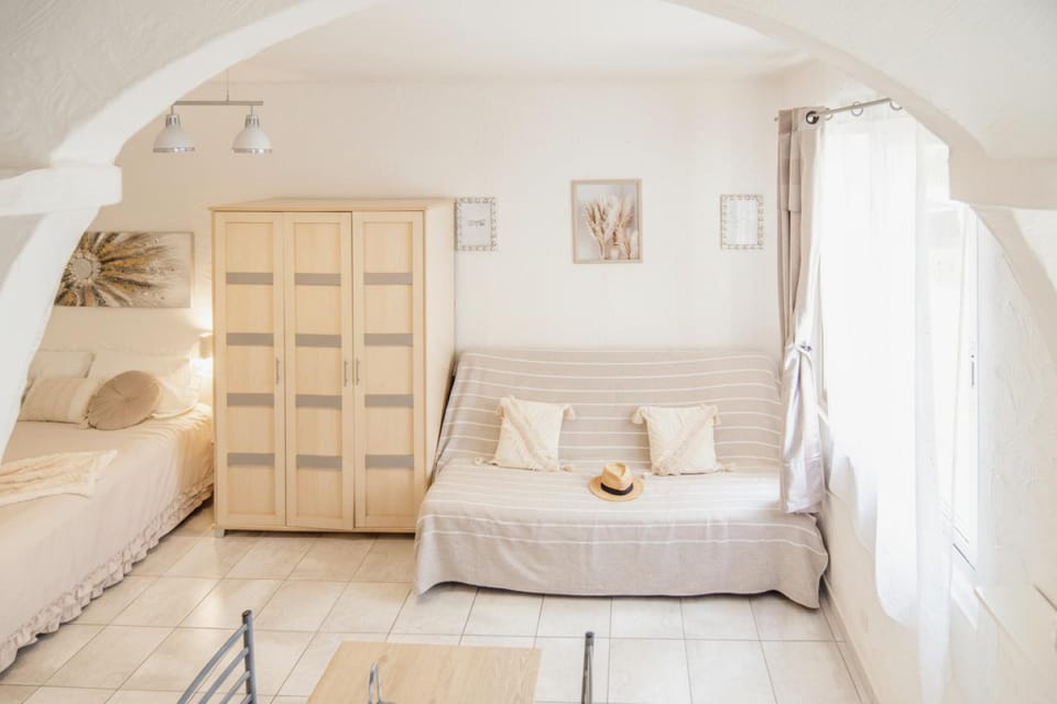 Bed, View (from property/room), Decorative detail, Seating area, Bedroom, furniture