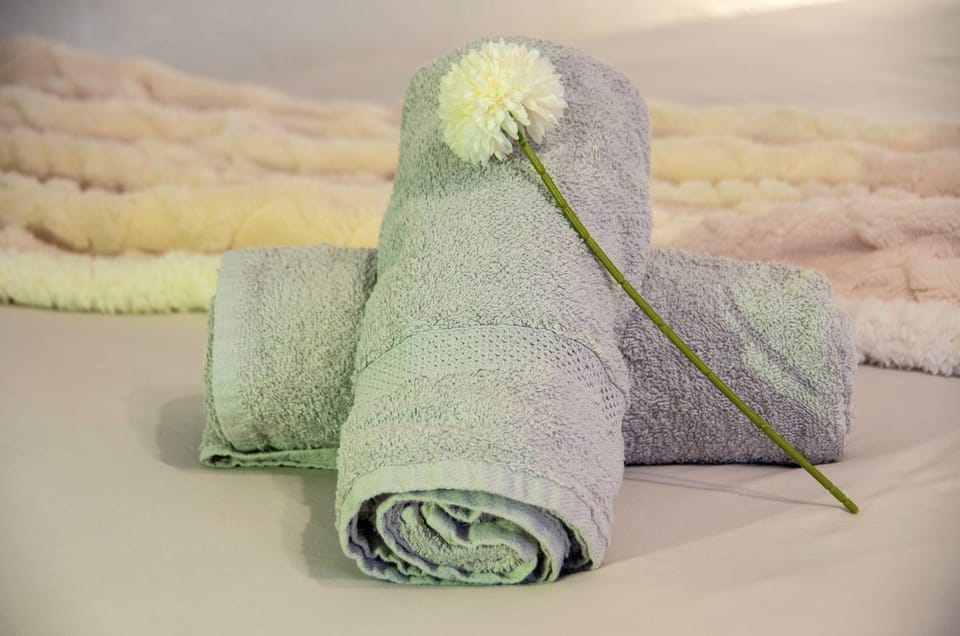 Bed, towels