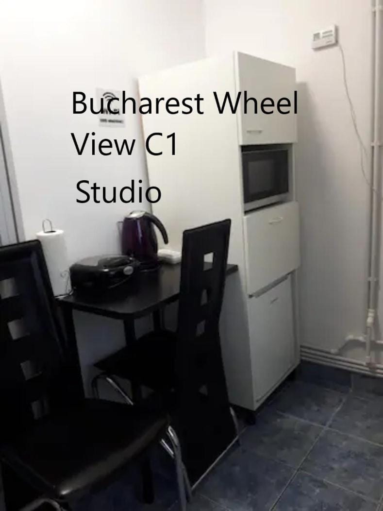 Kitchen or kitchenette, minibar