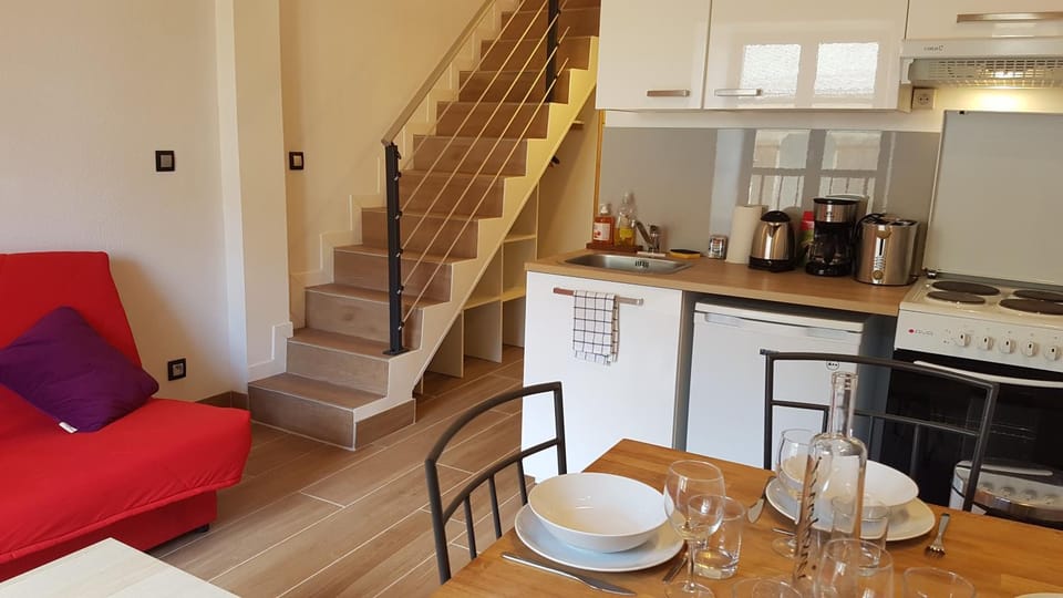 Kitchen or kitchenette, Dining area