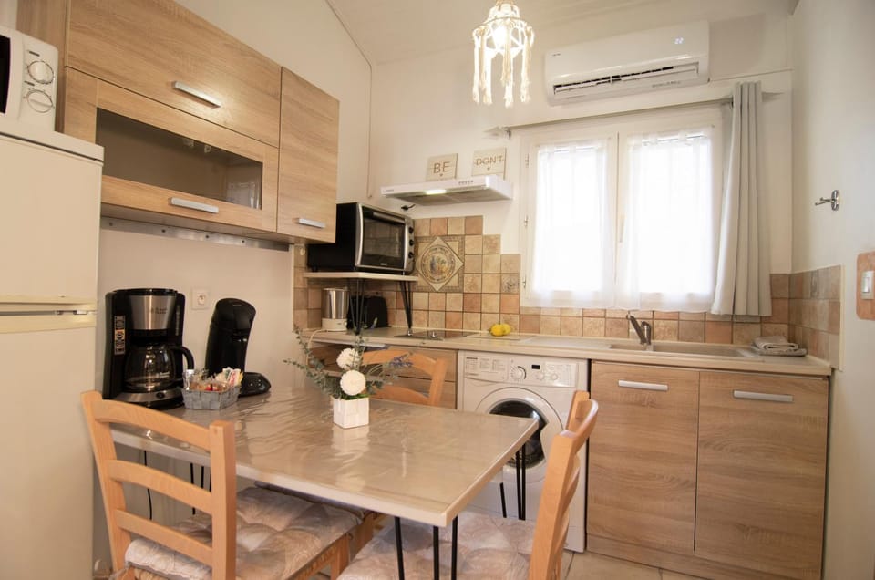 Coffee/tea facilities, Kitchen or kitchenette, Seating area, Dining area, heating, microwave, oven, stove, toaster, washing machine, kitchen, air conditioner