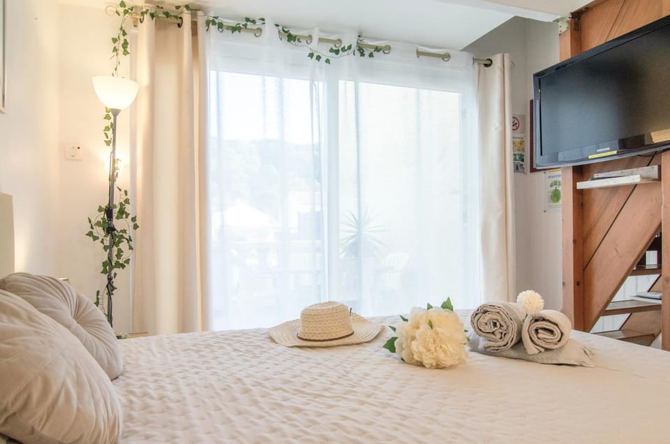 Bed, TV and multimedia, Photo of the whole room, towels