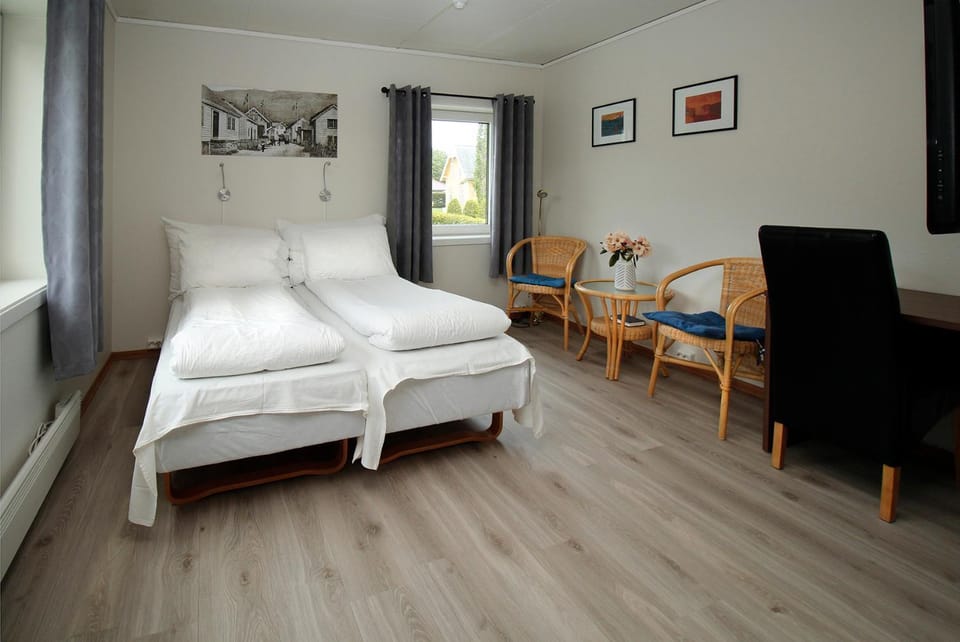 Bed, Seating area