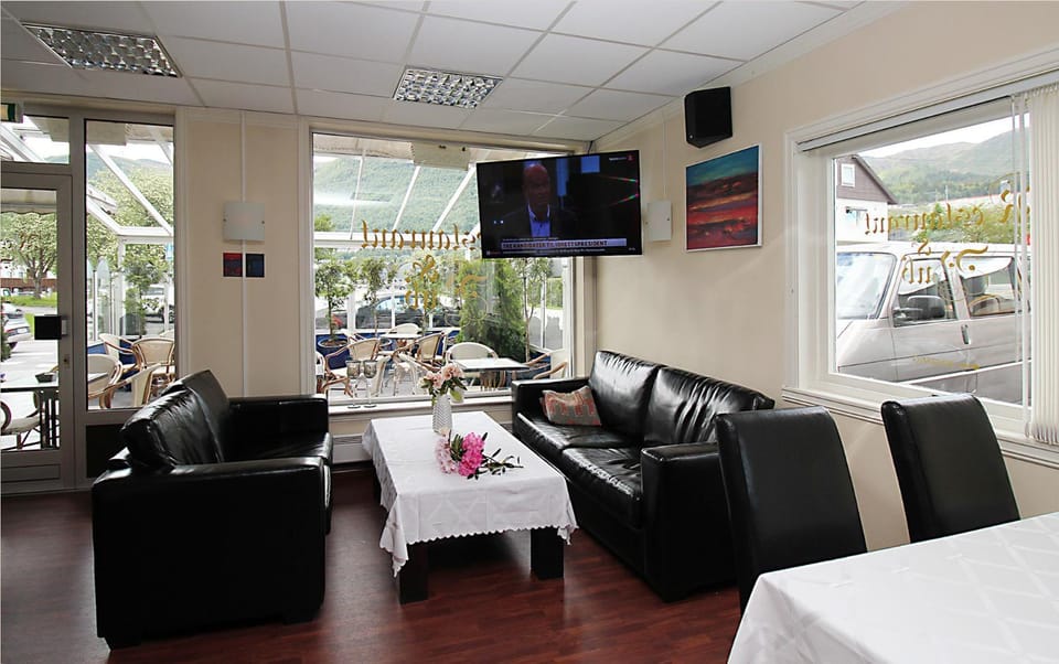 Restaurant/places to eat, TV and multimedia, Seating area, Evening entertainment