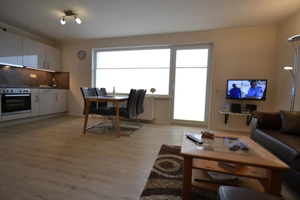 TV and multimedia, Kitchen or kitchenette, Living room, Seating area, Dining area