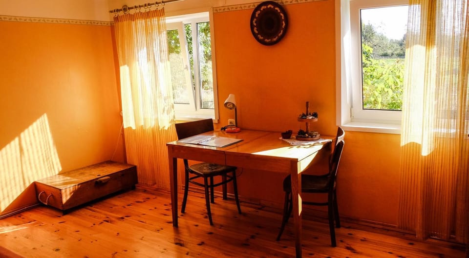 Photo of the whole room, Garden view