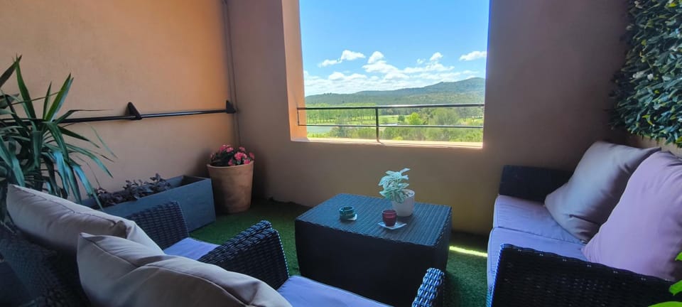 Charmant T2 climatisé avec belle vue , Golf de Pont-Royal Apartment in Mallemort