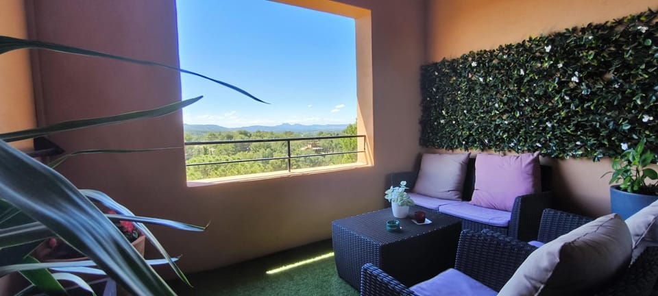 Charmant T2 climatisé avec belle vue , Golf de Pont-Royal Apartment in Mallemort