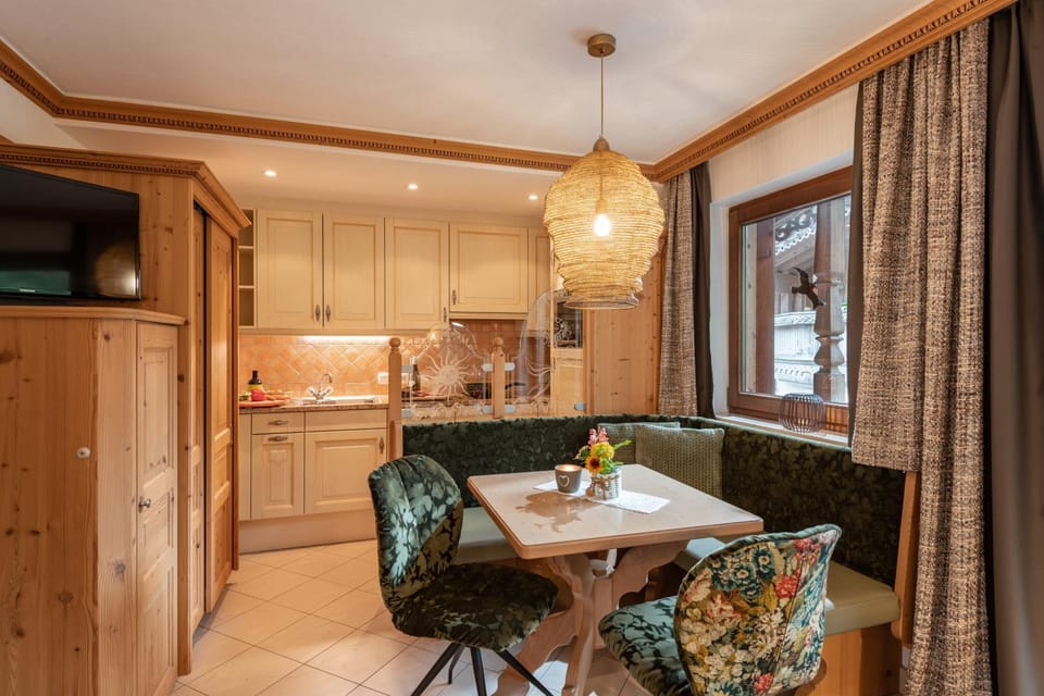 Kitchen or kitchenette, Living room, Seating area, Dining area, stove