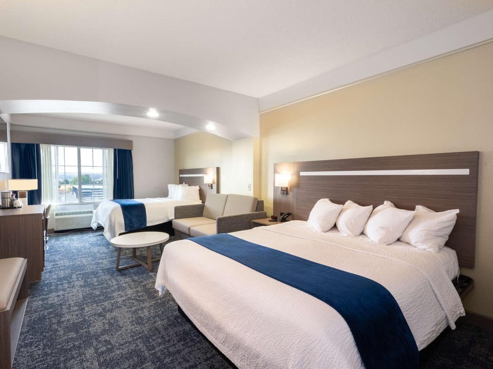Bed, Photo of the whole room, Seating area, Bedroom