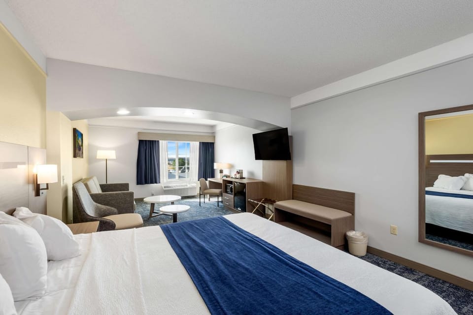 Bed, Living room, Photo of the whole room, Seating area, Bedroom
