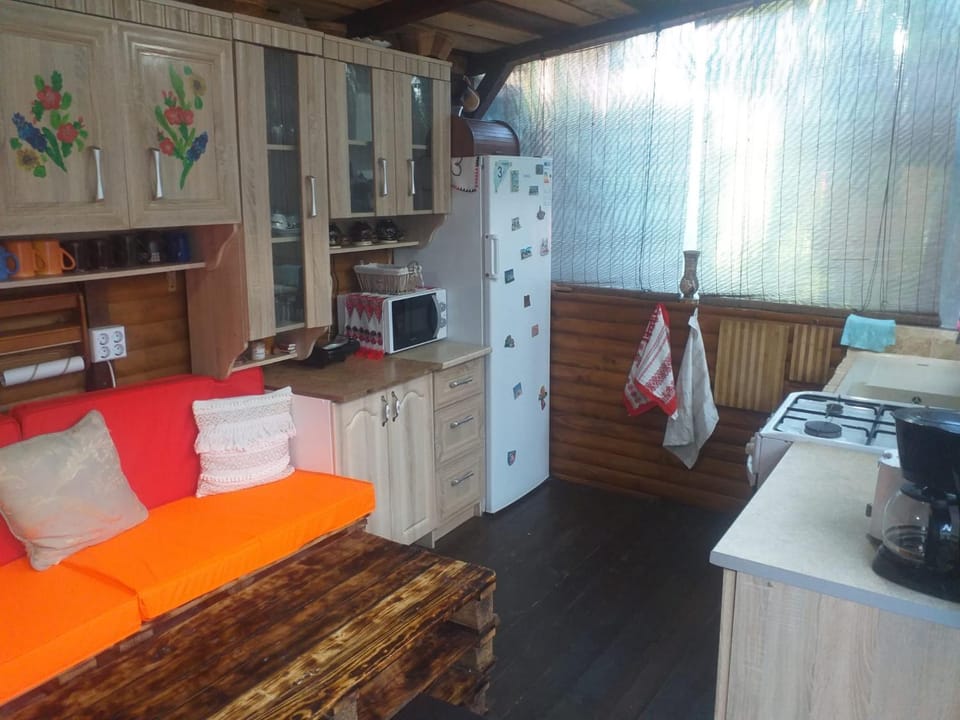 Kitchen or kitchenette, Seating area, Dining area, stove