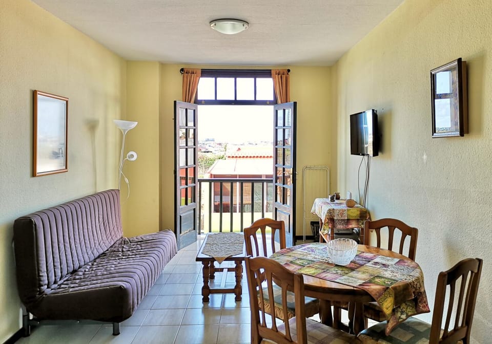 TV and multimedia, View (from property/room), Living room, Decorative detail, Dining area