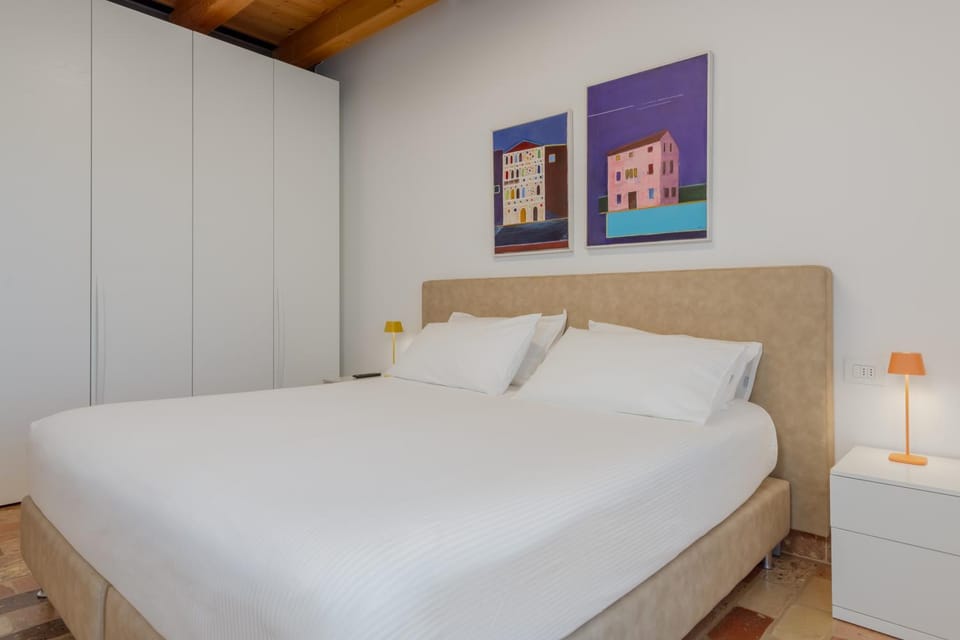 Bed, Photo of the whole room, Decorative detail, Bedroom, wardrobe