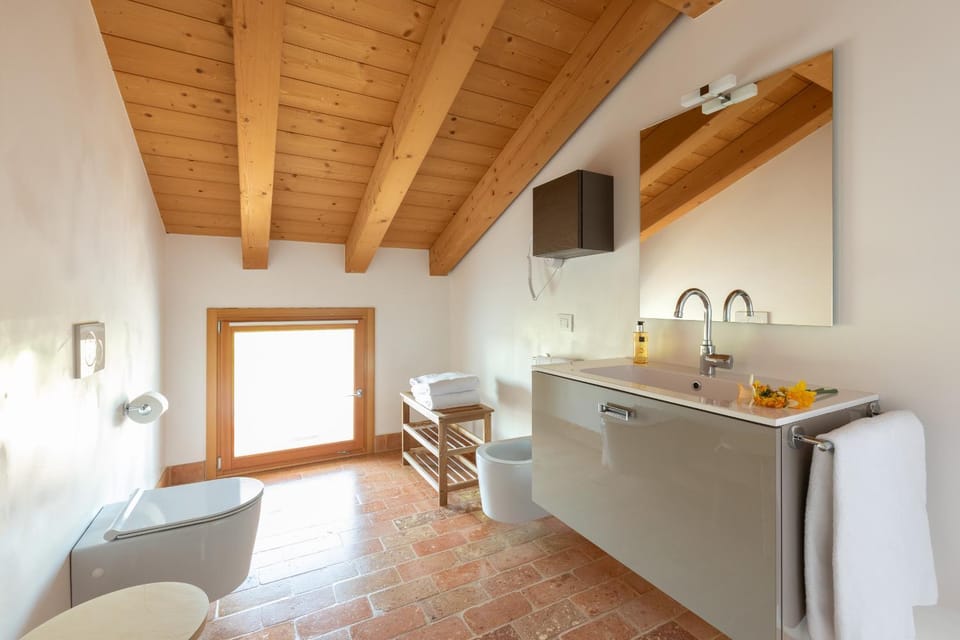 Shower, Toilet, Bathroom, Balcony/Terrace, Decorative detail, Communal kitchen