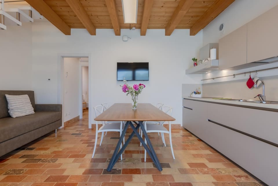 Day, Living room, Decorative detail, Seating area, Breakfast, Lunch, Dinner, Family, oven, stove, kitchen