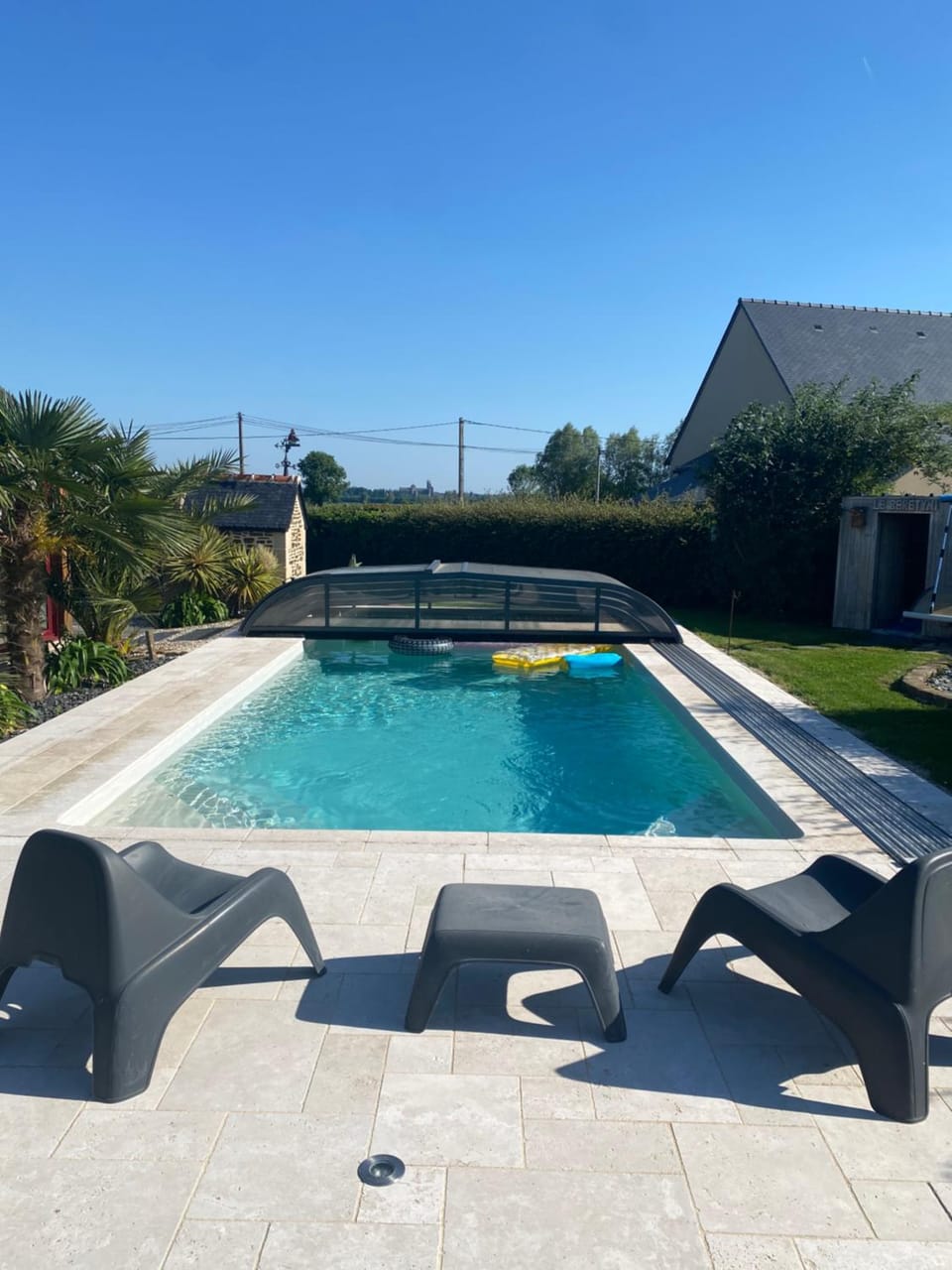 Swimming pool, sunbed