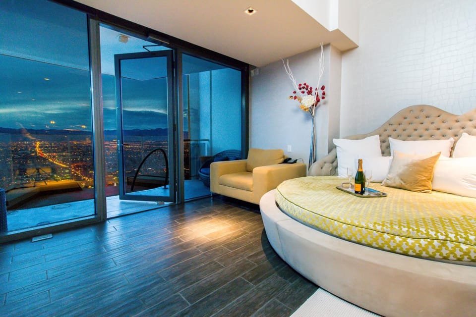 Romance Phenthouse at Palms Place Apartment hotel in Paradise