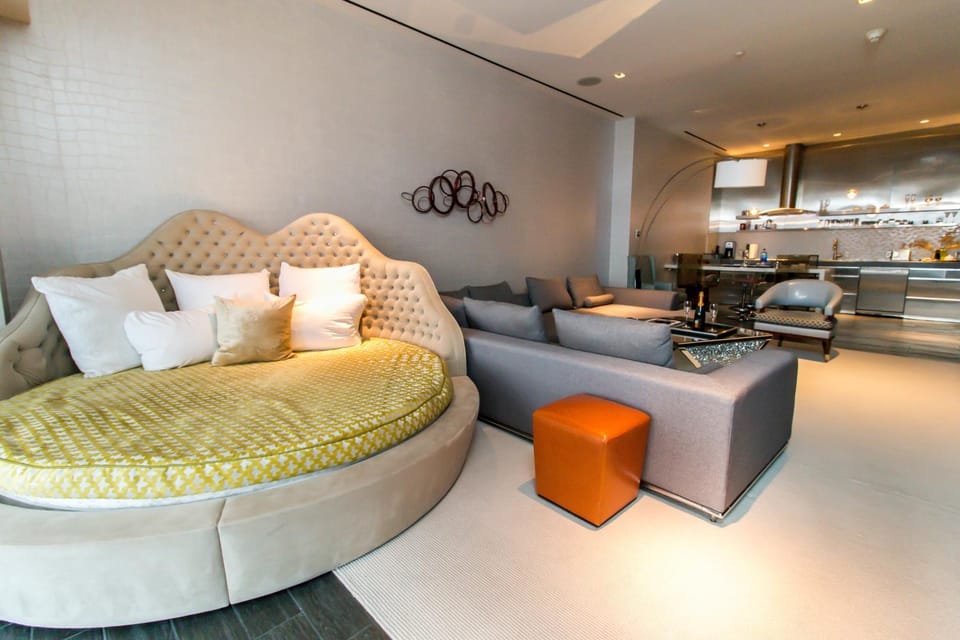 Romance Phenthouse at Palms Place Apartment hotel in Paradise
