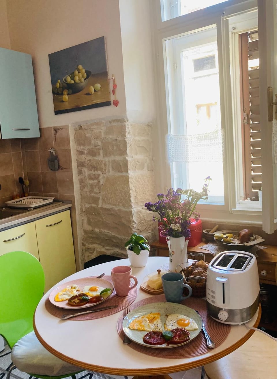 Kitchen or kitchenette, Dining area, Breakfast, toaster
