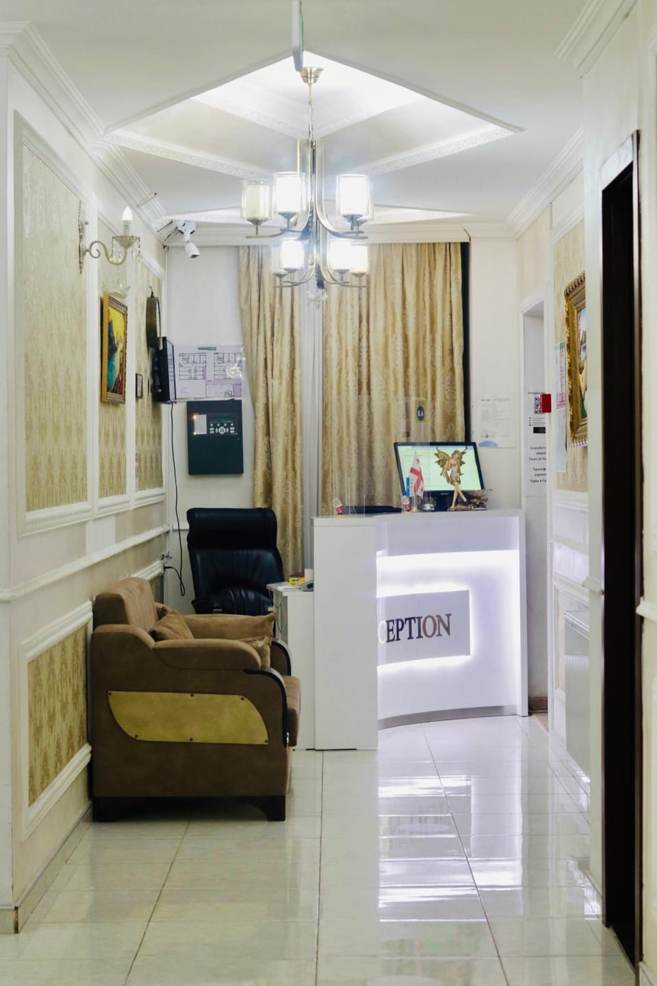 Day, TV and multimedia, Lobby or reception, Seating area, Location