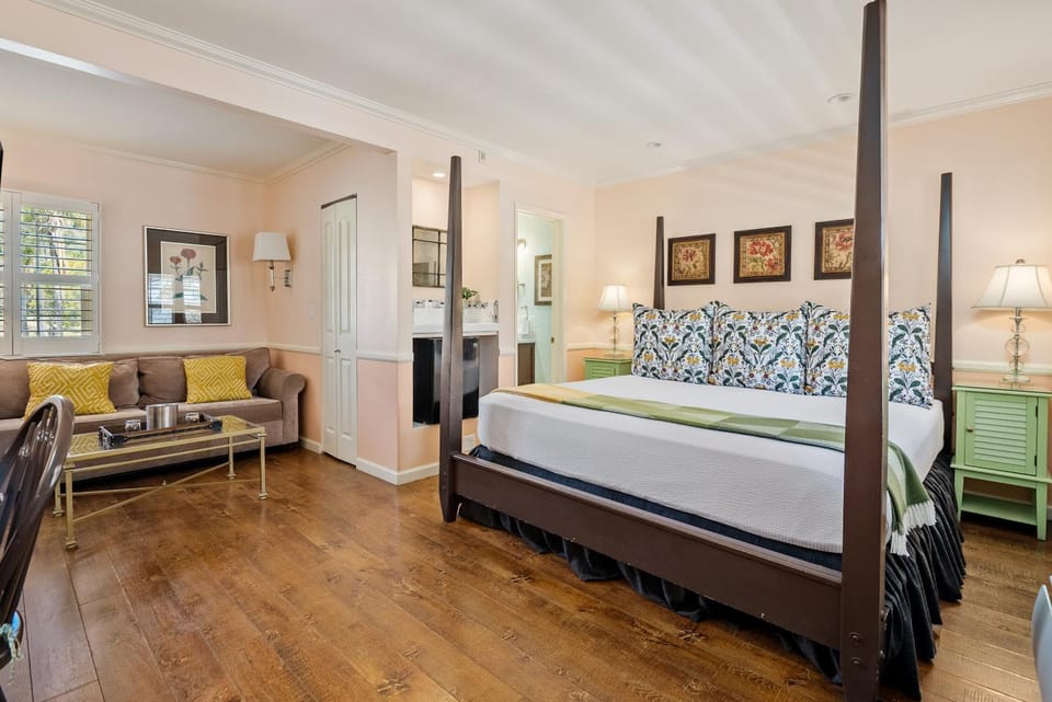 Bed, Photo of the whole room, Seating area