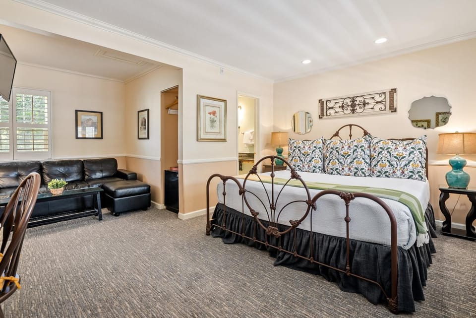 Bed, Photo of the whole room, Seating area