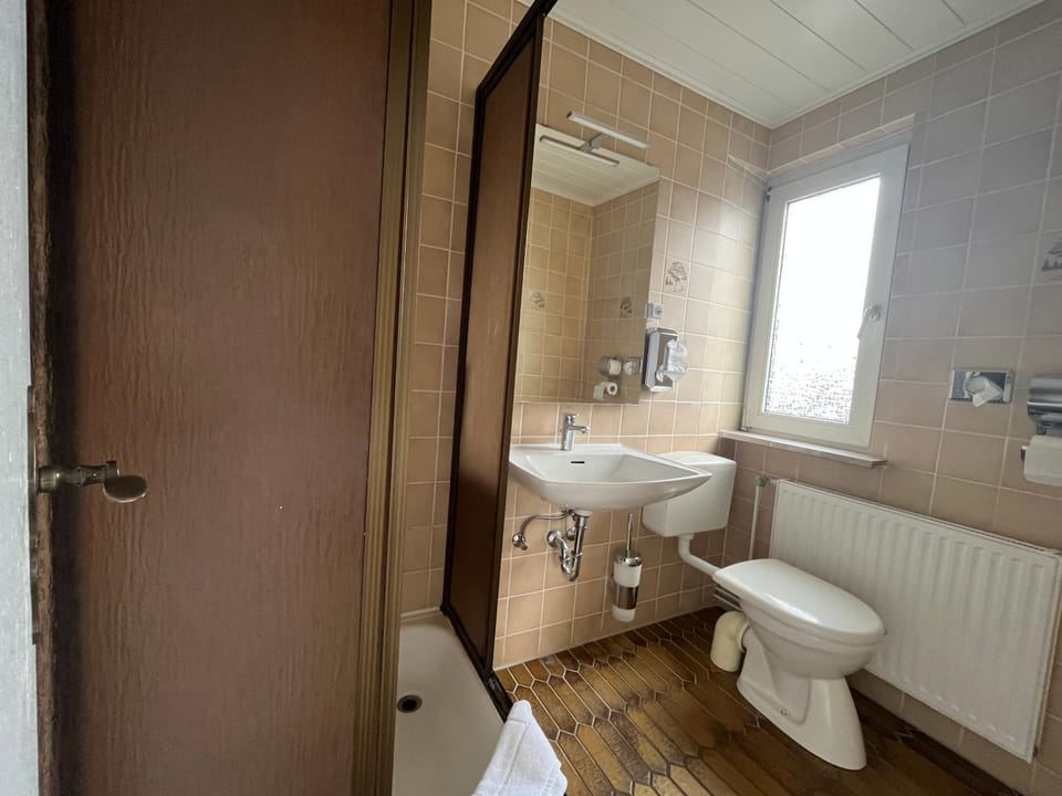 Shower, Toilet, Bathroom, towels