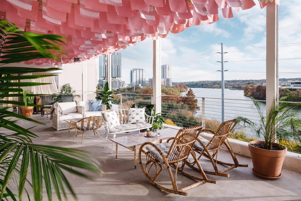 Restaurant/places to eat, Food close-up, Night, Nightclub / DJ, Food and drinks, Evening entertainment, Food, River view, Area and facilities, Drinks, Alcoholic drinks, Non alcoholic drinks, Sunset