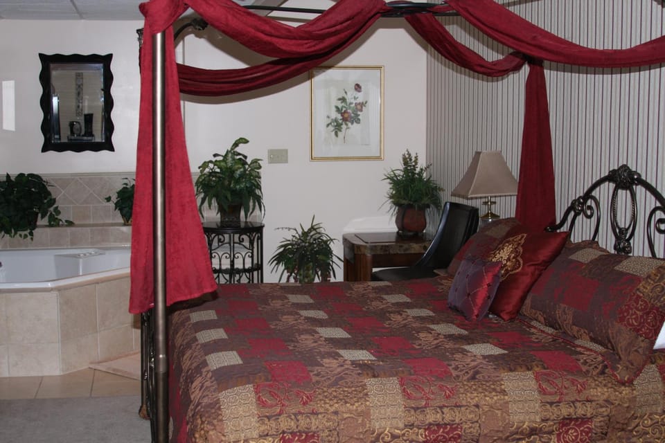 Bed, Hot Tub, Photo of the whole room, Seating area