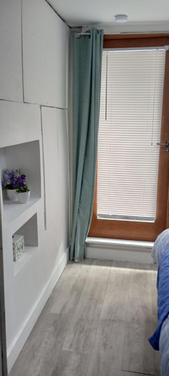 Small double self contained room central Torquay Bed and Breakfast in Torquay