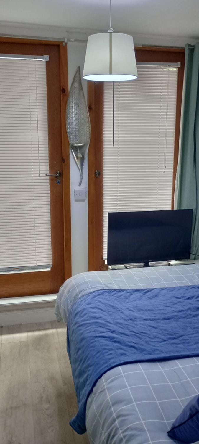 Small double self contained room central Torquay Bed and Breakfast in Torquay