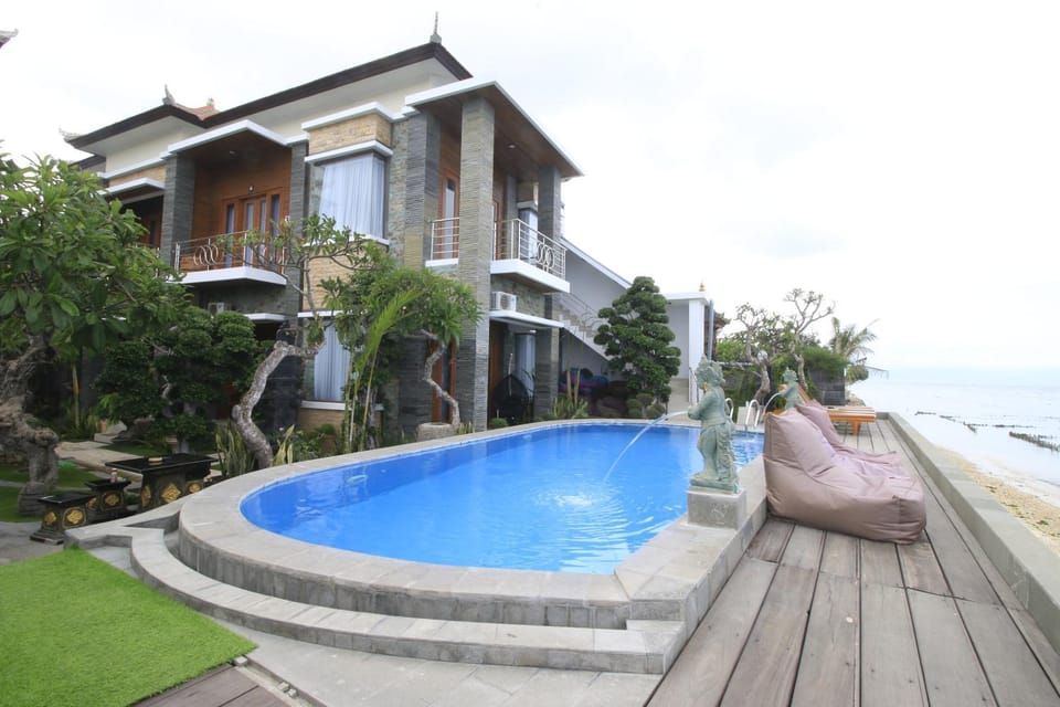 Property building, Swimming pool, sunbed