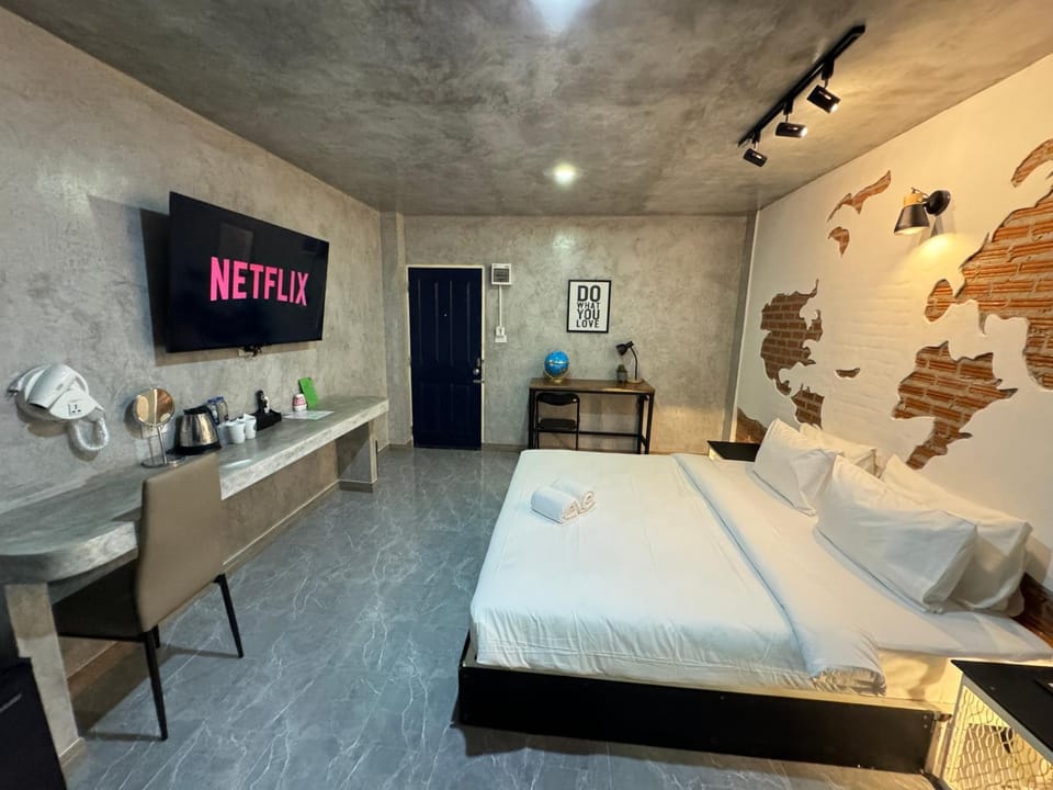 Bed, TV and multimedia, Photo of the whole room, Bedroom