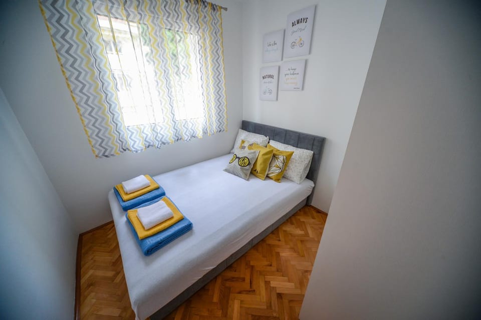 Bedroom, Mountain view, young children, older children, Family