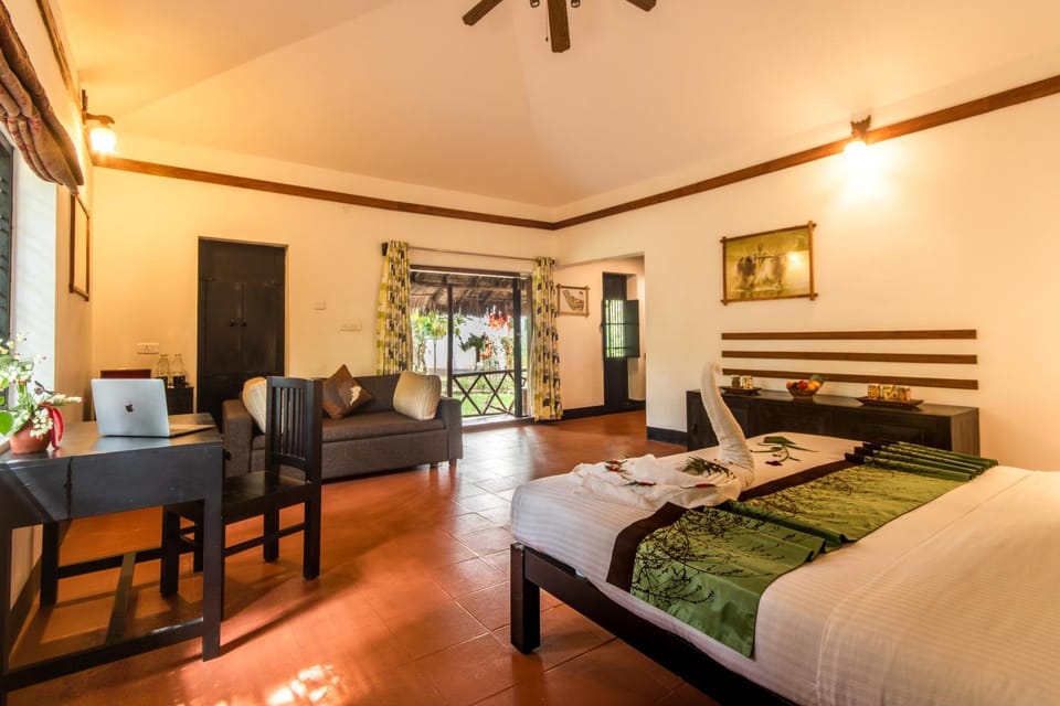 Bed, Living room, Seating area, Bedroom, Area and facilities, air conditioner