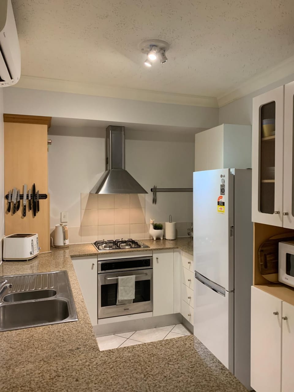Kitchen or kitchenette, dishwasher