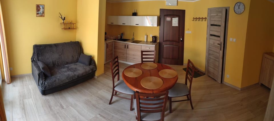 Kitchen or kitchenette, Living room, Seating area, Dining area