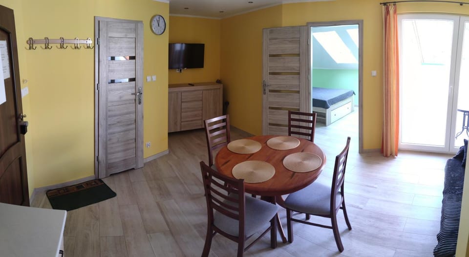 Kitchen or kitchenette, Living room, Seating area, Dining area