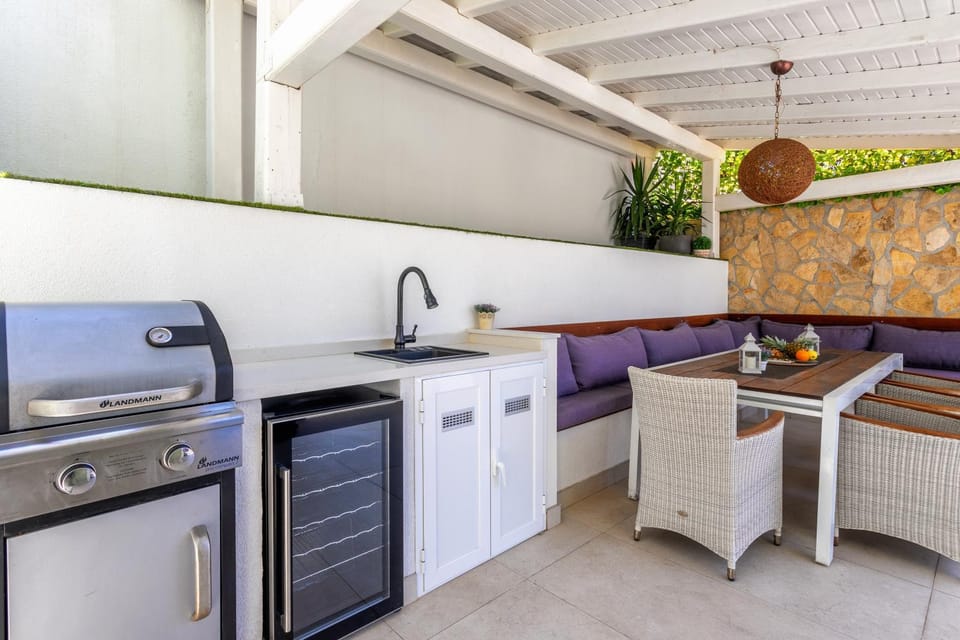 Kitchen or kitchenette, Seating area
