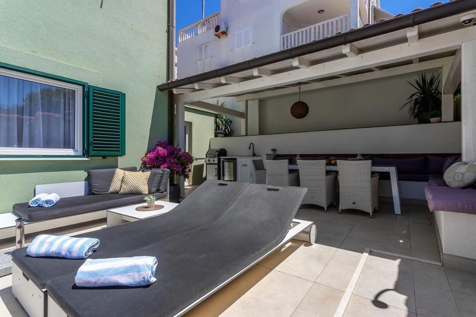 Patio, BBQ facilities