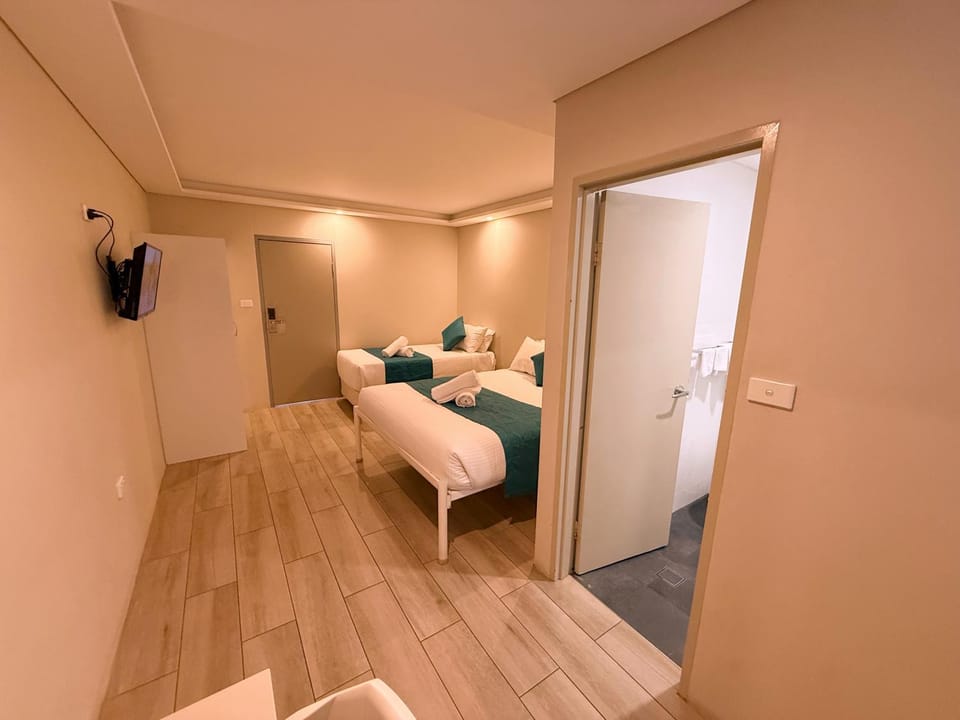 Bathroom, TV and multimedia, Photo of the whole room, towels
