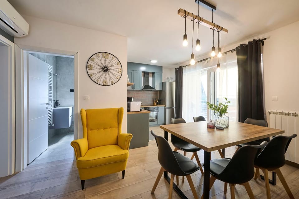 Kitchen or kitchenette, Seating area, Dining area, oven, stove
