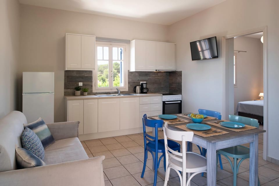 TV and multimedia, Coffee/tea facilities, Kitchen or kitchenette, Seating area, Dining area, oven, stove