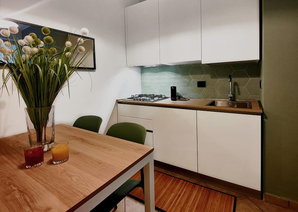 Kitchen or kitchenette, Dining area, stove