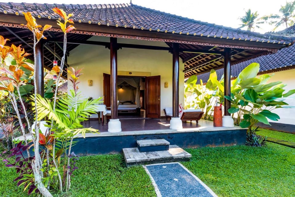 Property building, Garden, Balcony/Terrace, Seating area, Garden view