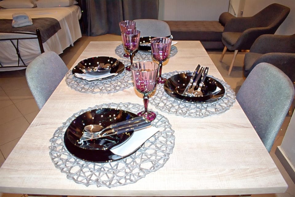 Photo of the whole room, Dining area, Dinner