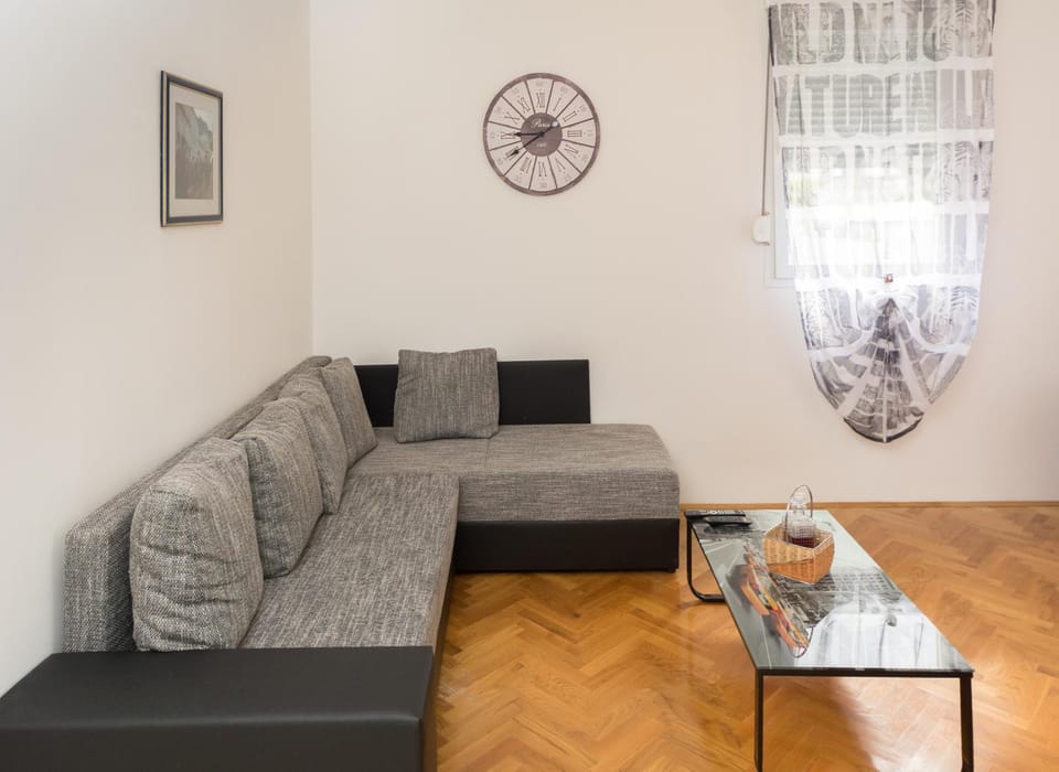Communal lounge/ TV room, Bed, Activities, Entertainment