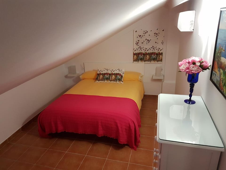 Staff, Bed, People, Animals, Bedroom, Pets, Guests, children, young children, older children, group of guests, cot, Family
